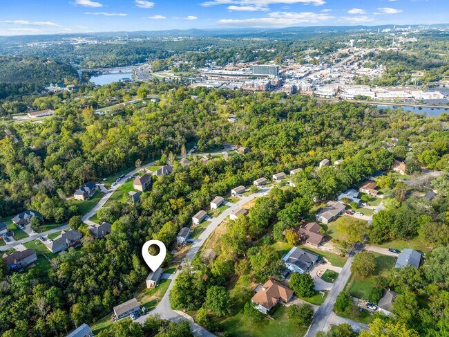 Building Photo - Modern 3-Bedroom Home Near Branson Landing – Available Now!