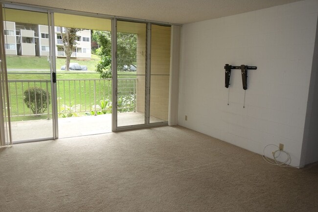 Building Photo - 2 bedroom, 1 bath, 2 parking in Waikalani Woodlands
