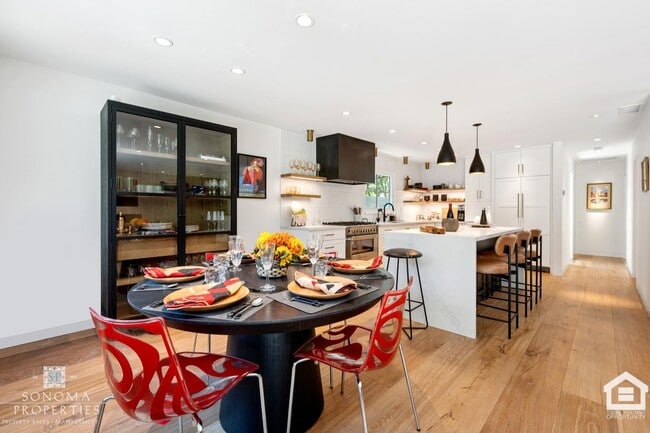 Building Photo - 3 Bedroom Exquisitely Furnished Home