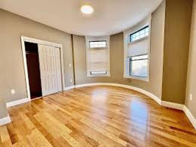 Building Photo - 9/1 No Fee! Spacious, updated 5BR/2BA in Cleveland Circle!