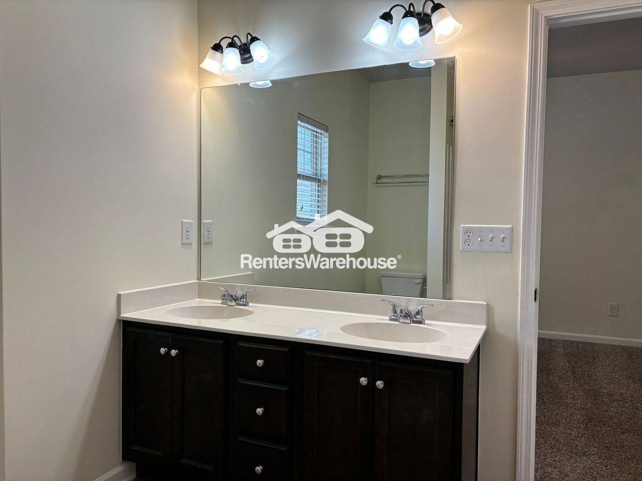 Building Photo - 570 Oakside Pl