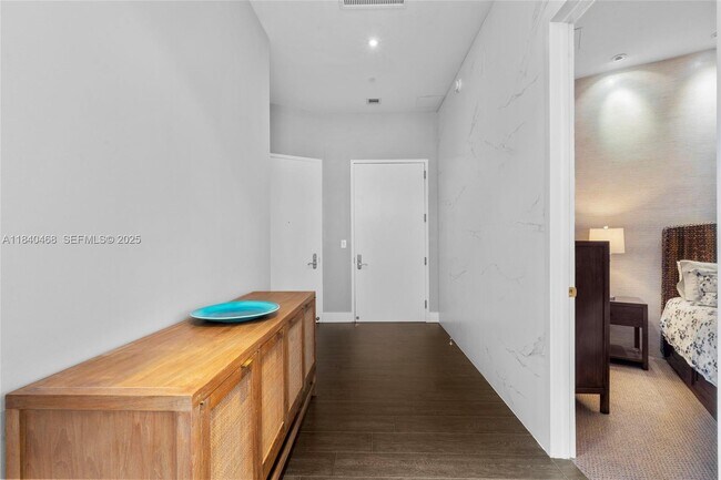 Building Photo - 16001 Collins Ave