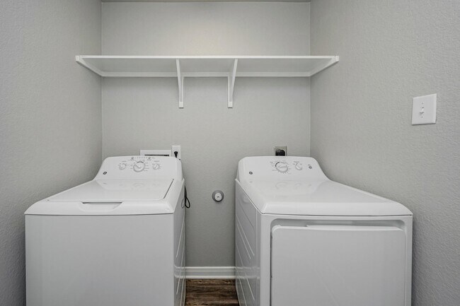 Building Photo - 624 Hollyhock Dr