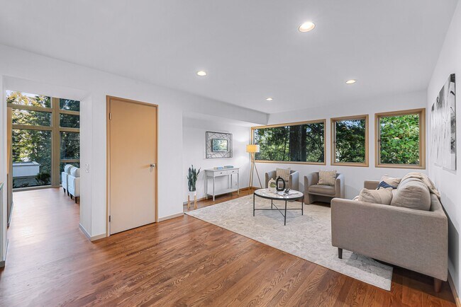 Building Photo - 2261 W Lake Sammamish Pkwy SE