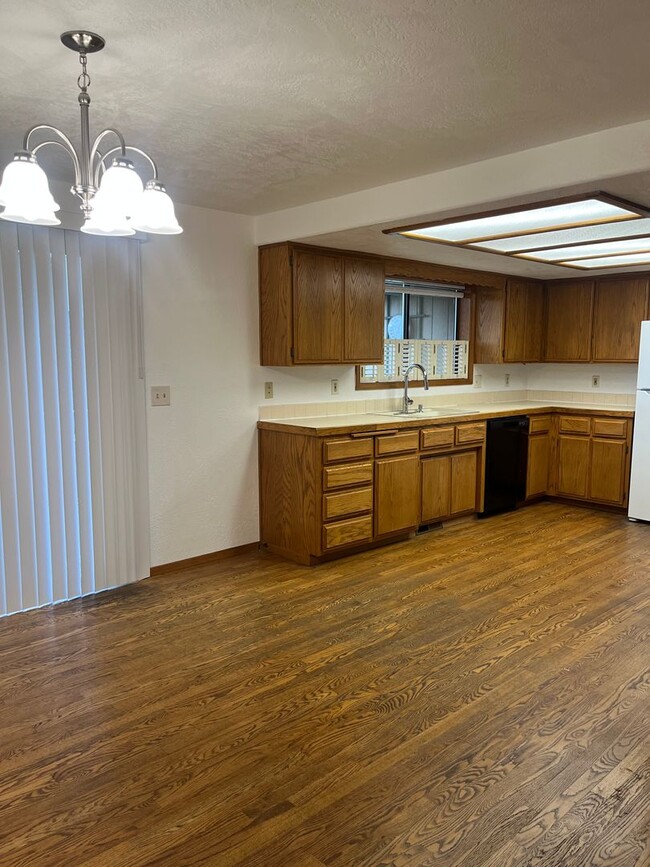 Building Photo - 3 Bedroom 2 Bath House