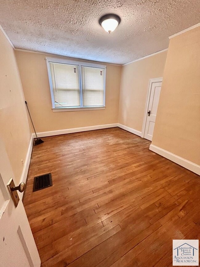 Building Photo - 2708 Riverside Dr