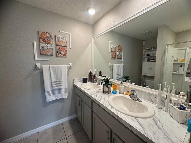 Building Photo - 16605 Mosaic Oar Dr