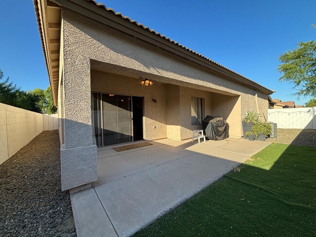 Building Photo - 948 E Savannah Dr
