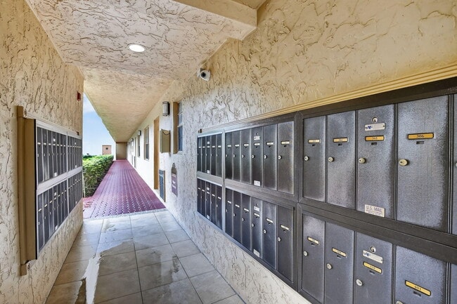 Building Photo - 3001 W Rolling Hills Cir