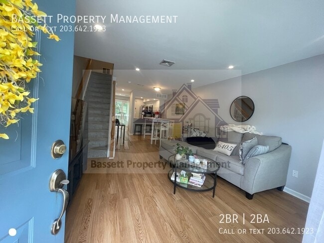 Building Photo - 40 Manorwood Dr