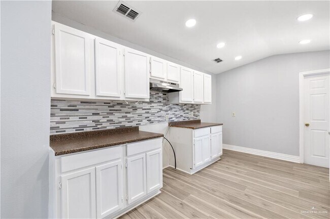Building Photo - 1206 E Samano St