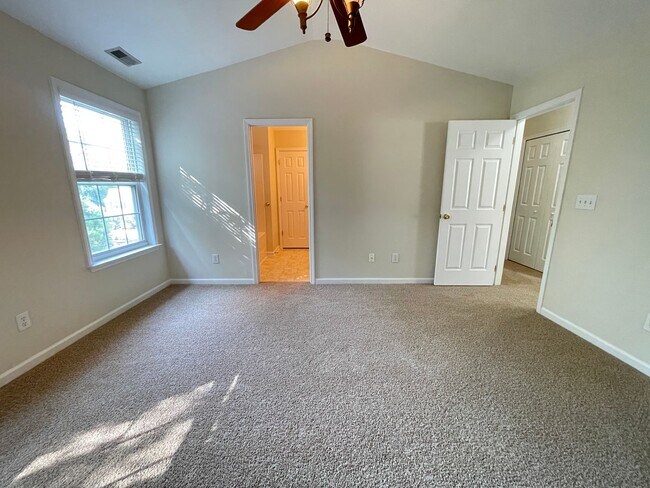 Building Photo - Beautiful, updated 3br 2.5 ba home with garage, fenced-yard in Home Valley Farms Now Available!