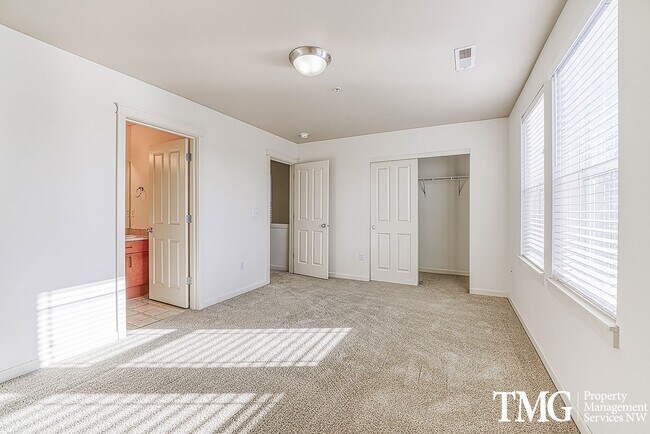 Building Photo - Low Maintenance, High Enjoyment in Salmon Creek!