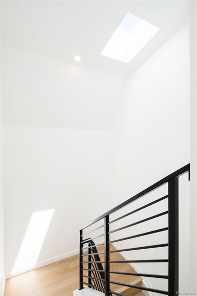 Building Photo - 267 S Jackson St