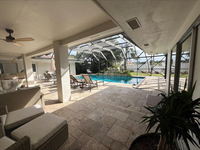 Building Photo - 556 SE 15th Ave