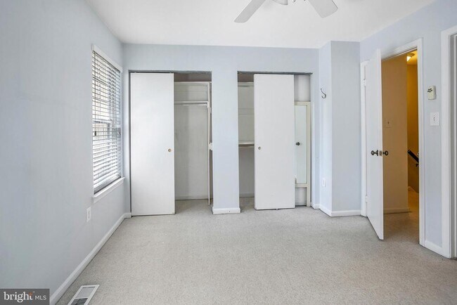 Building Photo - 3395 Lakeside View Dr