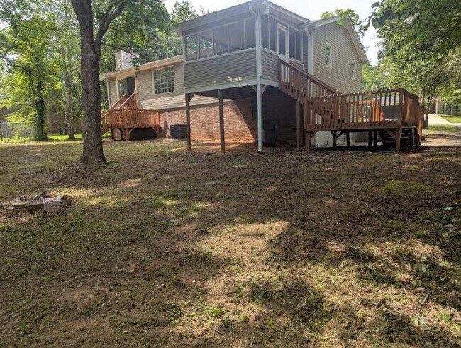 Building Photo - Large 3 Bedroom 2 Bath Ranch with Basement...