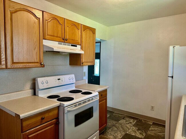 Building Photo - 2.2. miles to Sky Lakes Medical Center and...