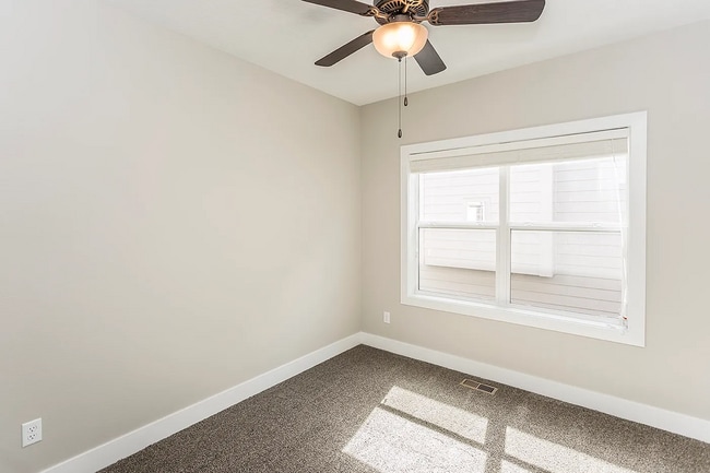Building Photo - Spacious 4-Bedroom Home in Urbandale | Fin...