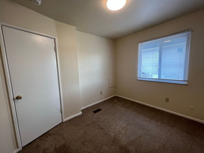 Building Photo - 300 E 16th Ave