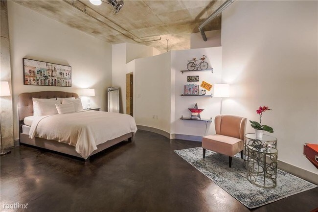 Building Photo - 1 br, 1 bath Apartment - 311 W 5th St