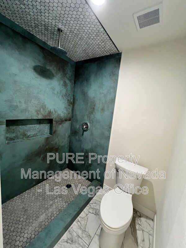 Building Photo - 1405 E Vegas Valley Dr