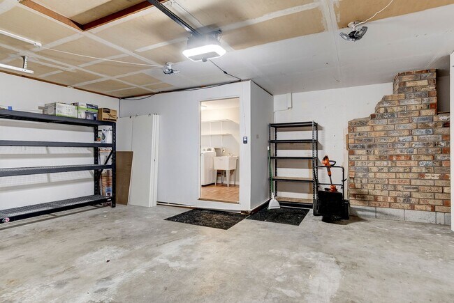 Building Photo - Updated 3 Bedroom, 2 Bath Home with Spacio...