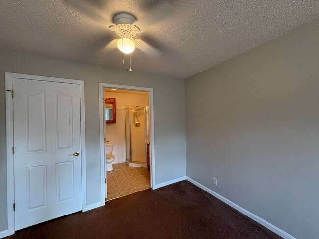Building Photo - SPACIOUS & Beautiful Home Just Outside She...