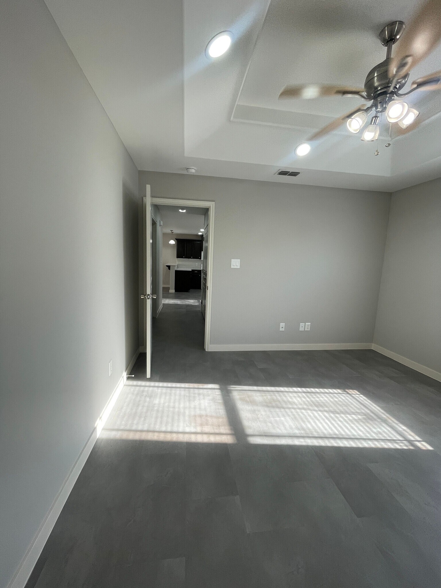 Building Photo - 404 E 2nd St