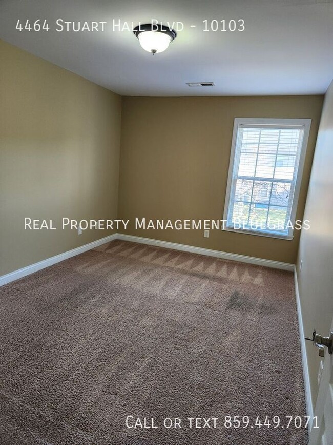 Building Photo - Spacious Townhome in Stuart Hall