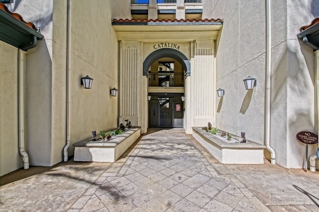 Building Photo - Bright & Airy, Recently Updated 3rd Floor Apartment in the Catalina Building Across from Central ...