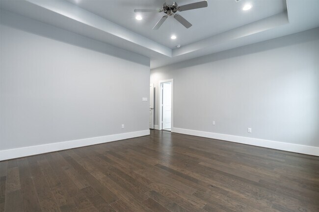 Building Photo - 1553 W 22nd St