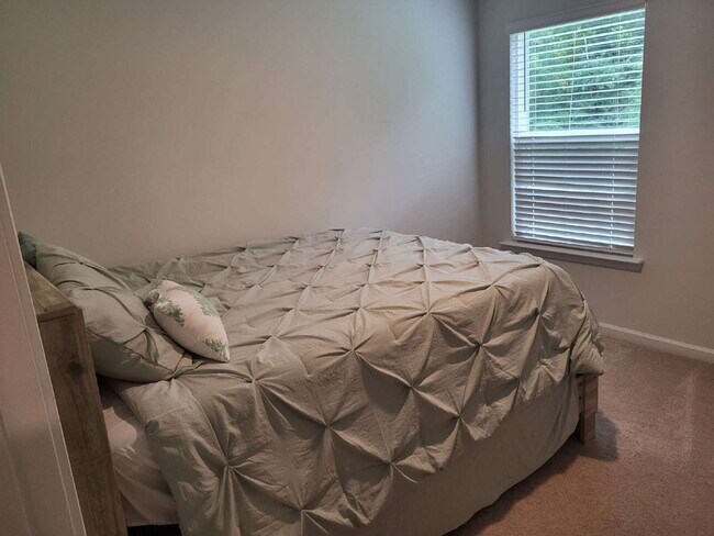Building Photo - "Spacious Fully Furnished 4-Bedroom Townho...
