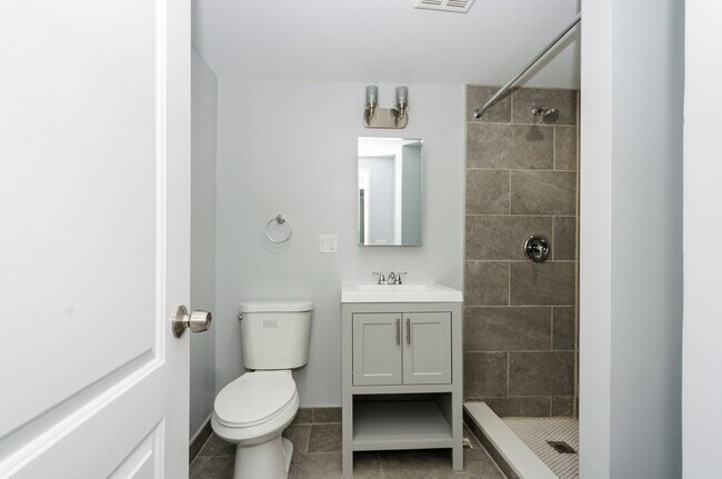 Building Photo - 7606 N Eastlake Terrace