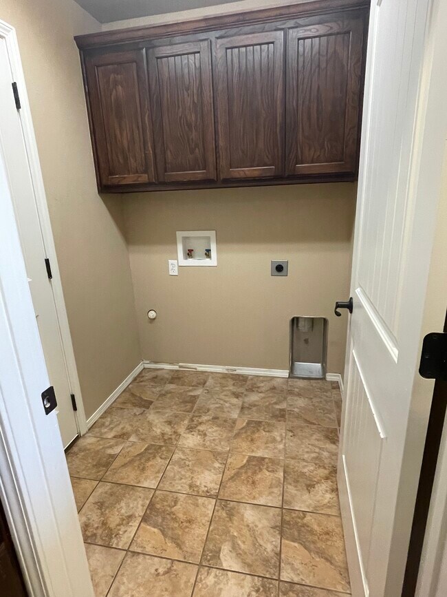 Laundry room - 6813 Fanchun St