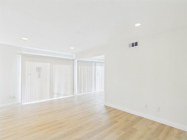 Building Photo - 2124 Burton Dr