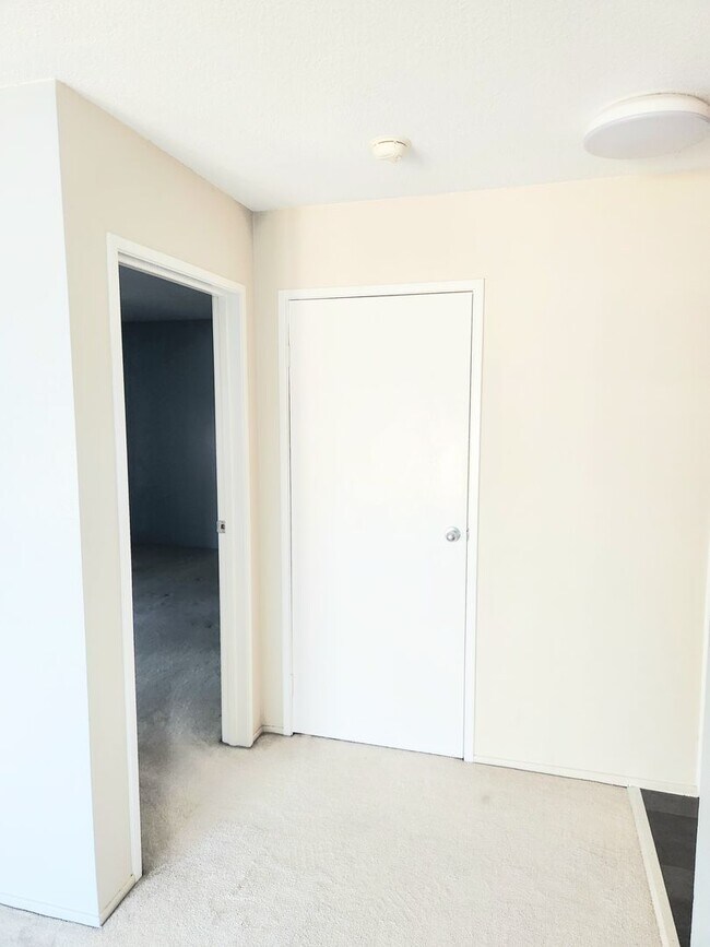 Building Photo - Top floor Woodlake condo, corner location