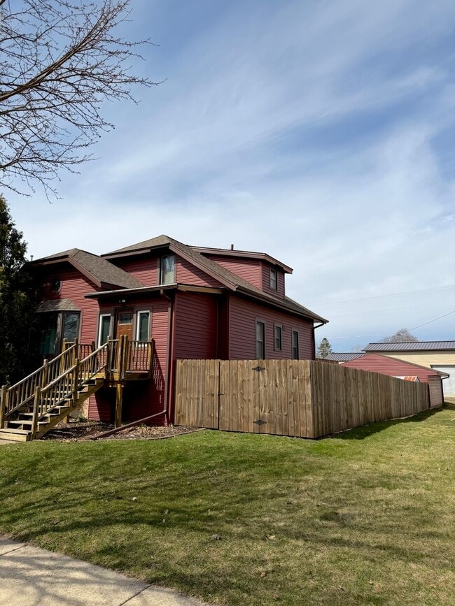 Building Photo - 3 Bed, 2 Bath Home with Garage