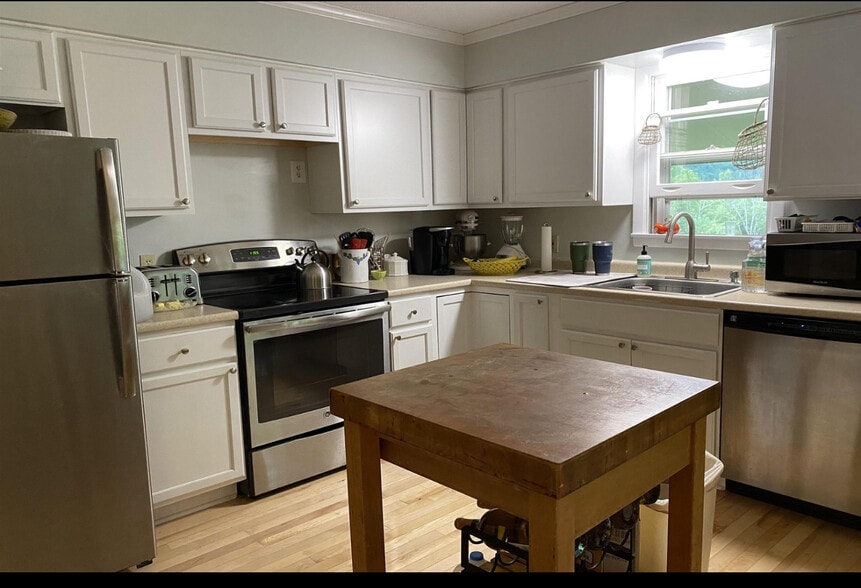 Building Photo - 708 Butternut Hill Rd