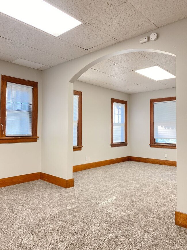 Building Photo - Move-in special. 3 bed 1 bath with a detached garage and large driveway $1250