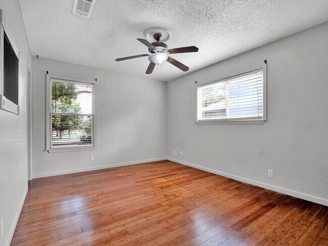 Building Photo - 7011 Whispering Oaks Dr