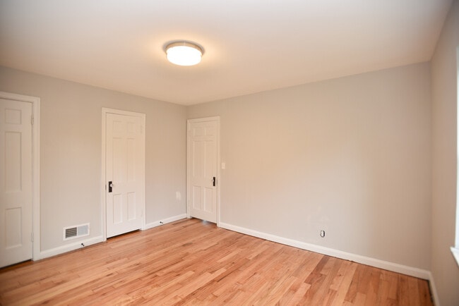 Building Photo - Zinsle Flats