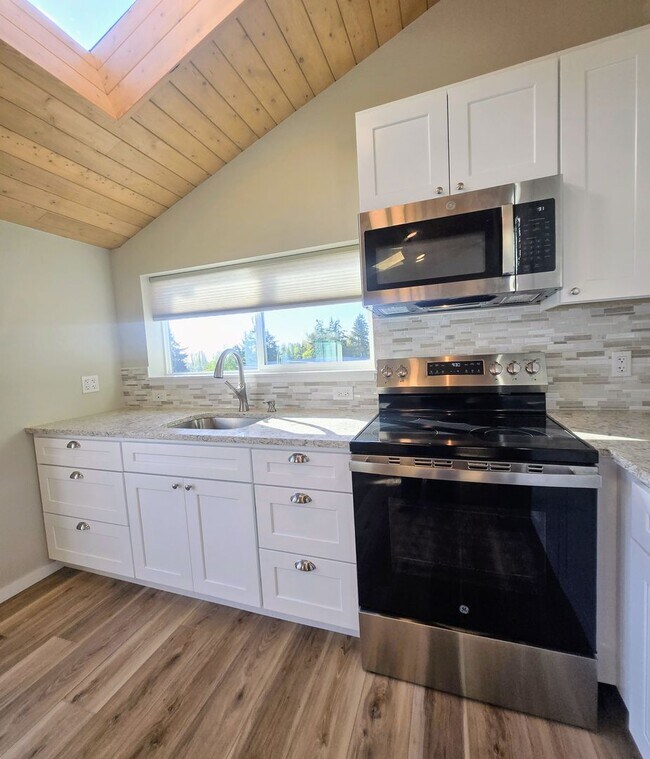 Building Photo - Newly Remodeled 2 Bedroom Home & ADU For R...