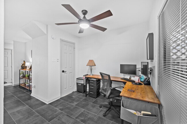 Building Photo - 3831 Landmark Dr