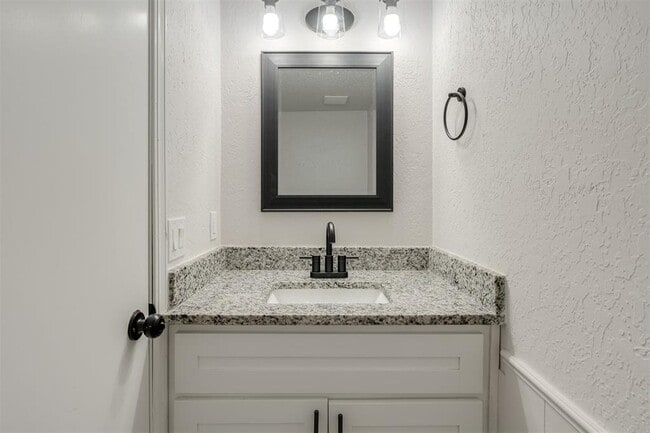 Building Photo - 11715 N Francis Ave