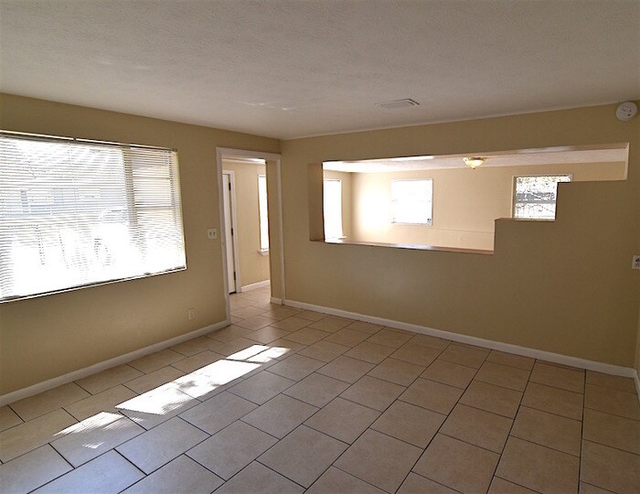 Building Photo - 7047 Sonora Dr N