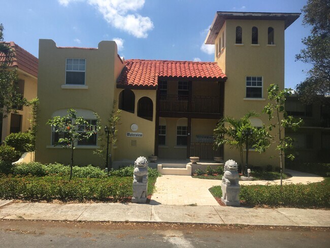 Primary Photo - 407 S Lakeside Dr