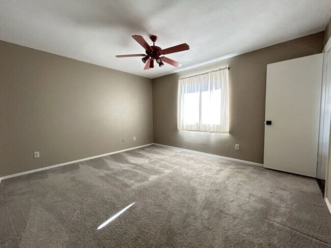 Building Photo - Georgeous 2 Bedroom / 2 Bath