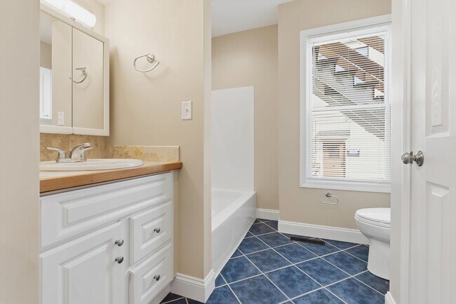 Building Photo - 142 Elliott St