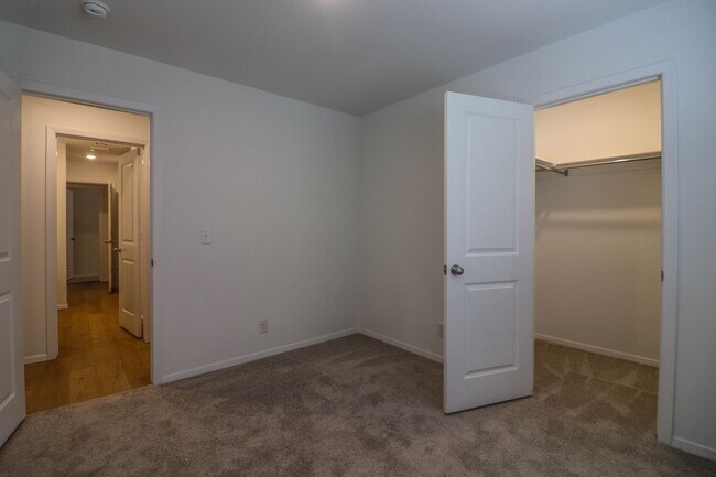 Building Photo - 3202 S 15th Pl